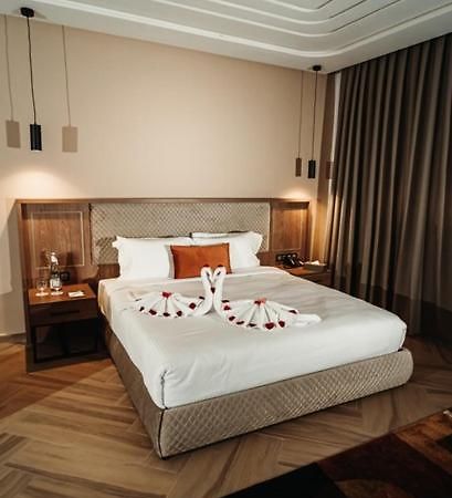 City Hotel By Waves Κενίτρα Εξωτερικό φωτογραφία